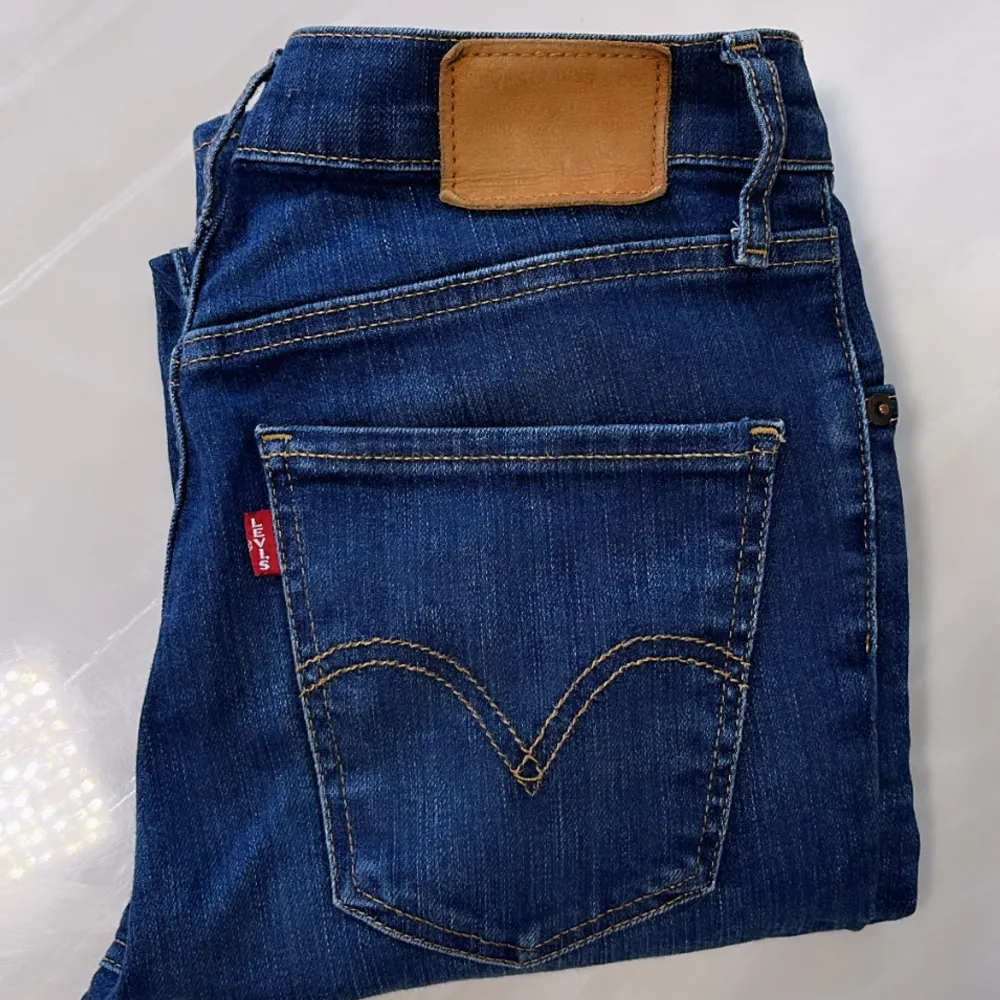 levis jeans byxor storlek 26  byxorna är använda flera gånger . Jeans & Byxor.