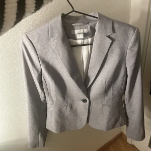 Grå kavaj - Säljer min snygga kavaj som tyvärr aldrig kommer till användning, i nyskick!! ☺️