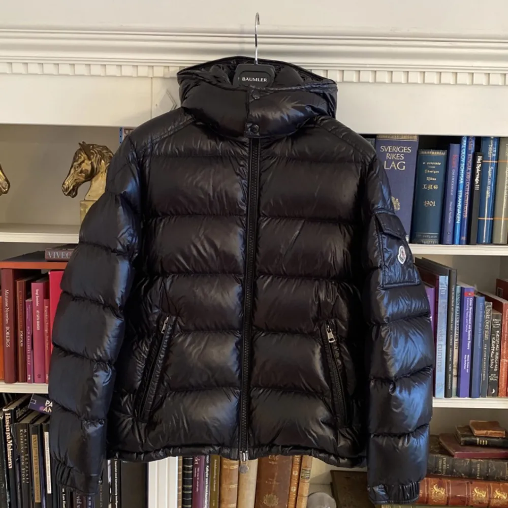 Hej ! Jag säljer idag min:          🧥🧥🧥🧥Moncler  Jacka 🧥🧥🧥🧥                             Maya Svart   🌡️I Condition: Använd ett par gånger  💲| Pris: 4000 Sek  ✈️I Frakt är möjlig   För mer information elr pics kontakt med mig.   ‼️‼️‼️Jag inbjuder dig att köpa‼️. Jackor.