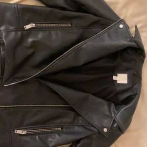 Skinnjacka - Säljer min gamla skinn jacka då den har blivit för liten för mig, strl 38/m men passar även 36/s. Köpt från hm förra året och väl använd men ej trasig. Priset kan diskuteras 