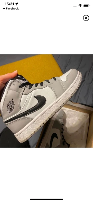 Jordan 1 - Säljer mina endast 1 gång använda jordan 1.Finns även vita skosnören till.Storlek 38 men passar även 37.För fler bilder på skorna kontakta mig.