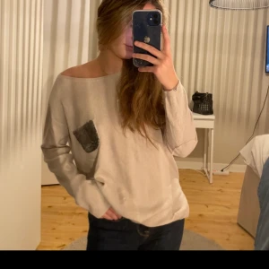 Custommade tröja - Jätte snygg och mysig tröja från costummade. Super cool detalj på fickan. 300 + frakt 