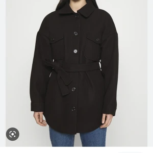 Slutsåld Nelly kappa - En fin kappa från Nelly som är slutsåld på deras hemsida. Varm o snygg kappa som passar jättebra på hösten o vintern😍Skriv om ni vill ha fler bilder på jackan o har några frågor!🤍