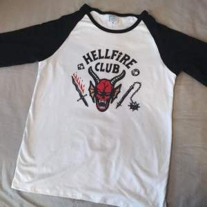 Helt ny och oanvänd Hellfire Club tröja. Likadan som dom i serien. Den är långärmad. Säljer pga att den är för liten för mig. Står inte för postens slarv.
