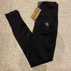 OWNU - tights XS - Helt nya tights från Hanna Öbergs märke, OWNU. Supersnygga men passade tyvärr inte och hann inte skicka tillbaka.. Köpt för 629, säljer för 500 (helt nya & slutsålda) 🖤