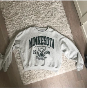 Sweatshirt - Skit snygg sweatshirt från carlings använd typ två ggr ⚡️ Köpes för 400kr säljer för 200kr (Repost))