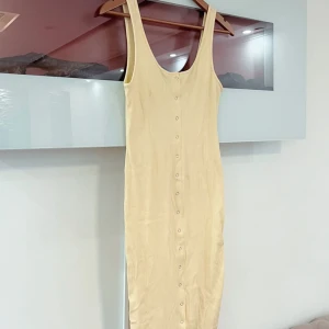 gul klänning  - jätte fin gul klänning använd 2 gånger 