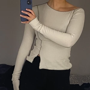 Topp - Svart topp med sne halsringning och sömmar säljes. Från weekday och knappt använd!