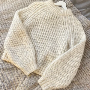 H&M ull och alpackatröja - Alla bilder är mina! Stickad crémevit tröja i 60% ull och 40% alpacka. Använd sparsamt så i otroligt skick! 🤍 Mitt pris 400kr + frakt 66kr💕💕