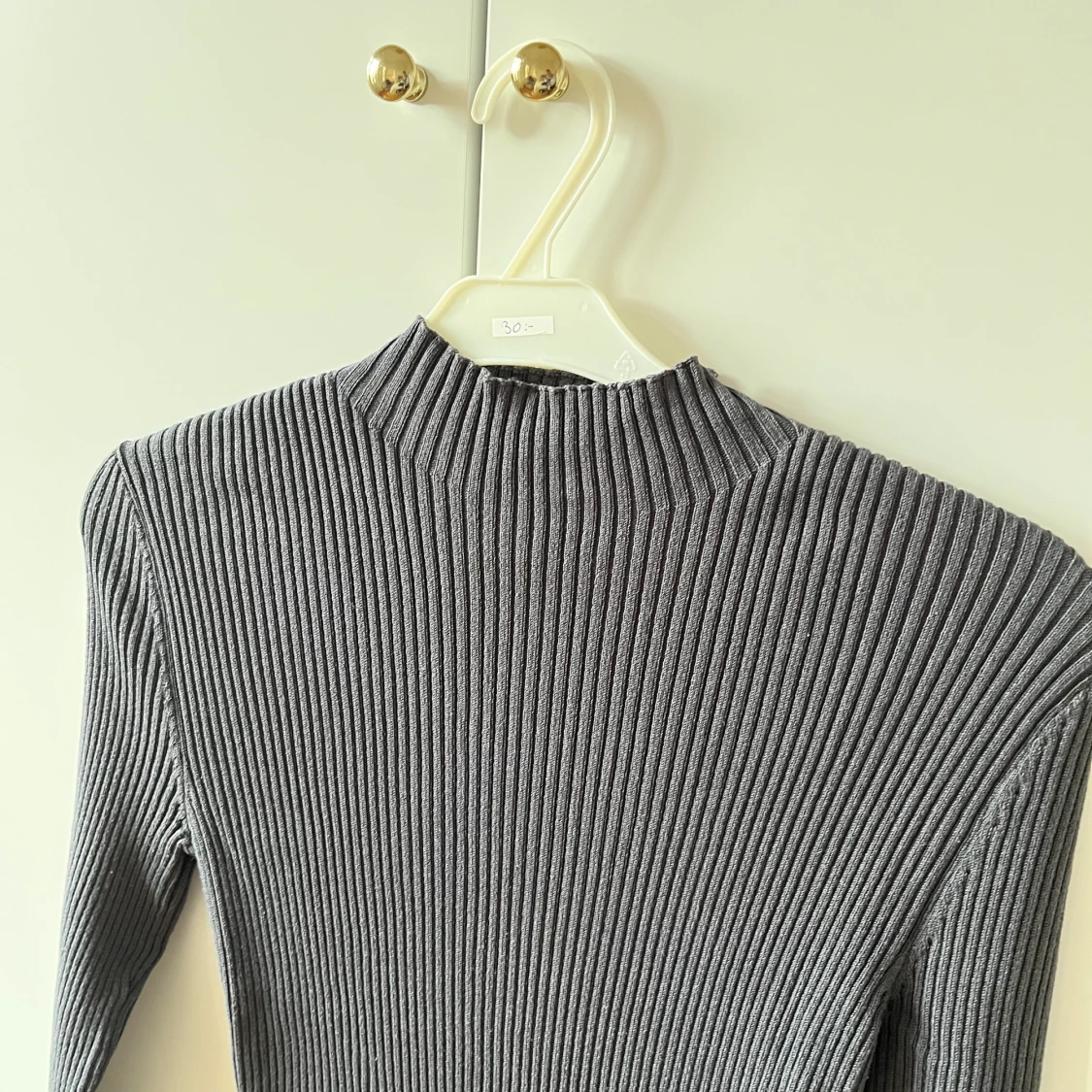 Mörkgrå ribbstivkad klänning  - 90