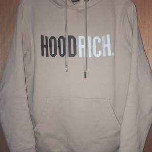 Hoodrich hoodie storlek xs, säljer för den är för liten. Bra skick