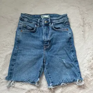 Säljer ett par jeans men kapade av så att dom blev korta💗 har använt dom nu en hel sommar och är verkligen jätte bekväma men har tyvärr blivit för små💞 dom är i storlek XS, skriv ifall ni har fler frågor!!