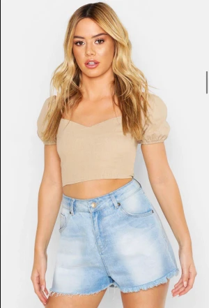 Beige linne top  - Nyskick, använd en gång! Tycker den är super fin men passar inte just mig. Den passar för en 34 då den är justerbar i ryggen.