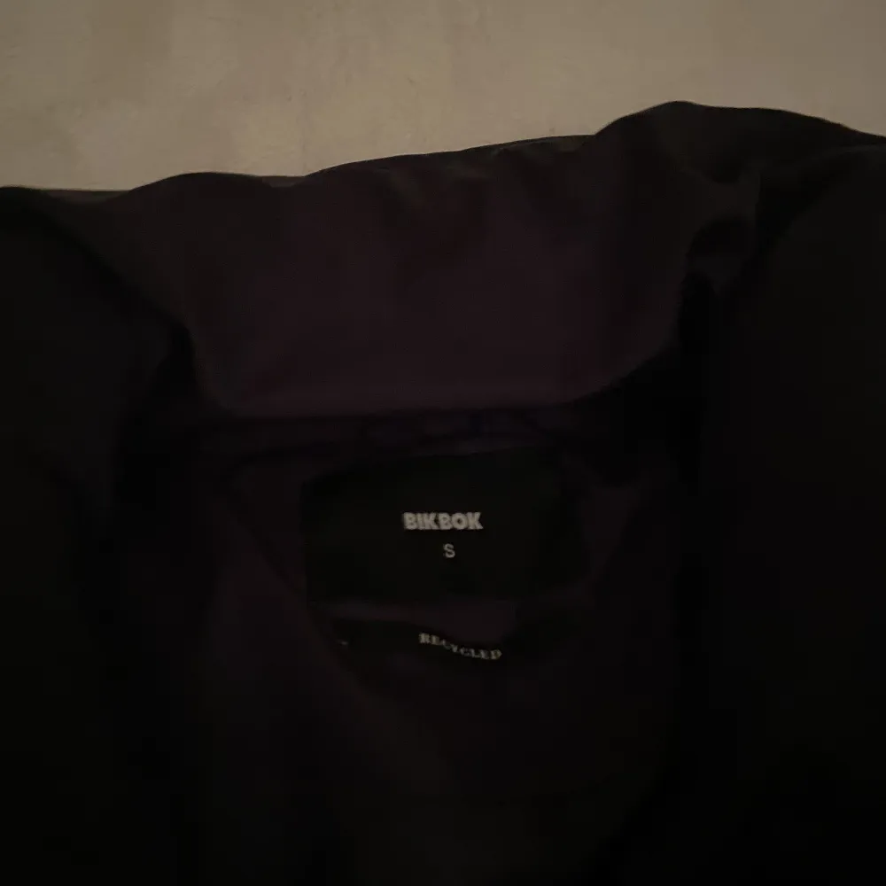 En trendig jacka från BikBok. Använd 1 gång, fint skick och super skön💕Säljer pga för liten storlek!! Orginal pris 600kr säljer för 450kr💕 Köparen står för frakten!. Takit.