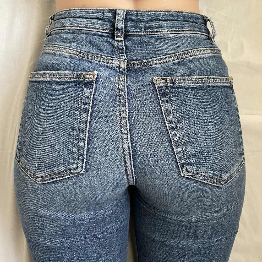 Bootcut jeans som sitter väldigt fint 🌟  För långa för mig därav slitningarna längst ner. . Jeans & Byxor.