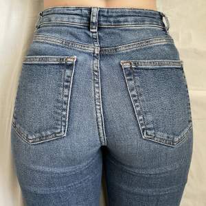 Bootcut jeans som sitter väldigt fint 🌟  För långa för mig därav slitningarna längst ner. 