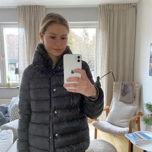 Moncler jacka  - Den perfekta dunjackan från Moncler. Köpt på barn så är i storlek 3 men passar S-M. Mycket bra skick då den bara är använd fåtal gånger. Skickar gärna fler bilder! 