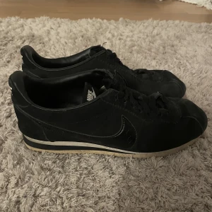 Nike cortez - Skitcoola svarta Nike Cortez i mocka. Endast använda ett fåtal gånger då dem är för stora. Perfekt skick! 