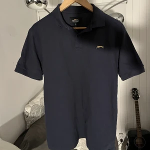 Slazenger1881 piké  - Säljer en fin piké från slazenger1881.  Skick 8,5/10 använd varsamt.  Fin i kvaliten  Nypris: 799kr  Finns i näsbypark   Calle 