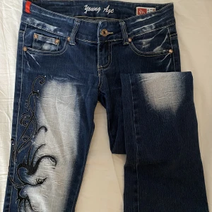 2000s bootcut jeans - Jättefina bootcut lågmidjade jeans, märket ”Young age” liknar crazy age jeans. Strlk 36.  Har inga bilder på då de är för små för mig. Om många är intresserade blir det budgivning. ❤️ 