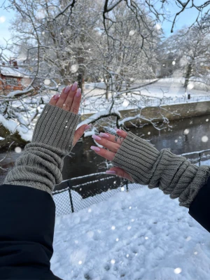 ”Dusty” sleeve - ”Dusty” sleeve - Vår model ”Dusty” är en längre torgvante med ribbat mönster för endast 89:-🐨 