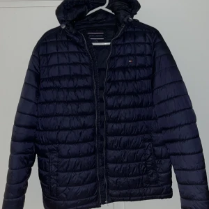 Tommy hilfiger jacka - Bra skick förutom de lilla brännmärket på ryggen på bild 3