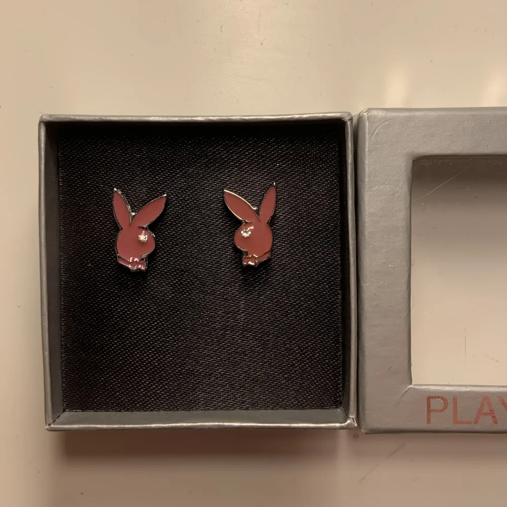 Säljer dessa snygga Playboy örhängen, aldrig använda. Accessoarer.