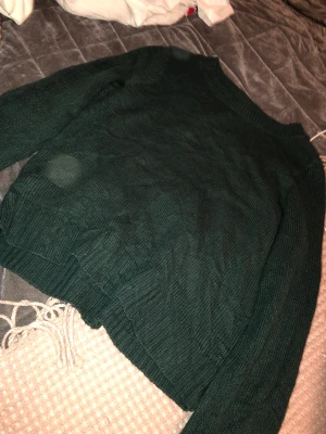 Grön stickad tröja! - Grön stickad tröja! Frakt tillkommer på 40kr:)