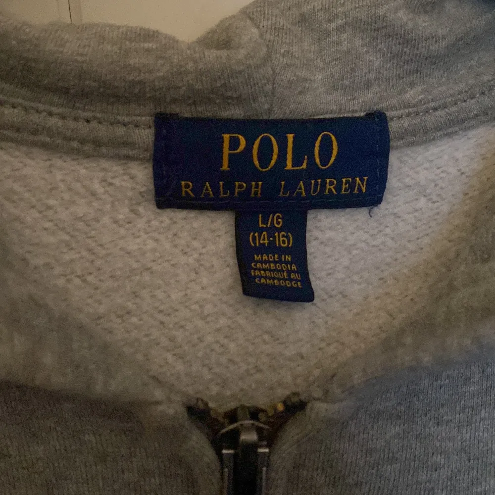 Säljer min Ralph lauren hoodie som är för liten för mig. Den är i ett bra skick men det finns små tecken på användning. Köpt för 1000 i våras. För fler bilder är det bara att skriva.. Hoodies.