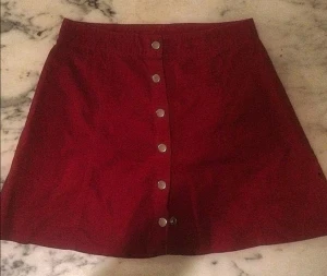 Vintage, retro, minikjol, röd, storlek S, UK 8, EU 36 - Denna kjolen i sammet säljer jag på grund av flytt. Den är jättefin och kan används på vardagar och till fest. Storlek S eller UK 8, EU 36  Du kan också hämta varan hos mig istället att jag skickar till dig. Jag bor på Hornstull. 