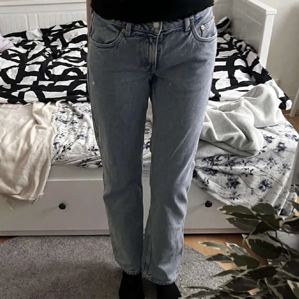 Jättesnygga jeans från Weekday. Relativt nya, använda Max 3 gånger. Säljer de pga att de är för korta på mig (är 174 cm). Färgen är ”Summer blue”. PRIS KAN DISKUTERAS PRIVAT!. Jeans & Byxor.