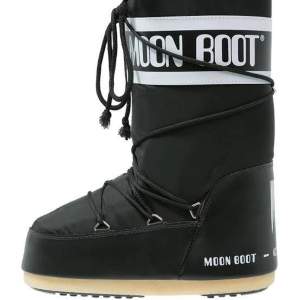 Jag söker nån av dessa par moon boots i storlek 39-41 för ett bra pris Max 500 kronor.