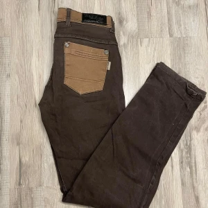 Jeans stl 34-36 - •Lågmidjade jeans  •Frakten står köparen för!