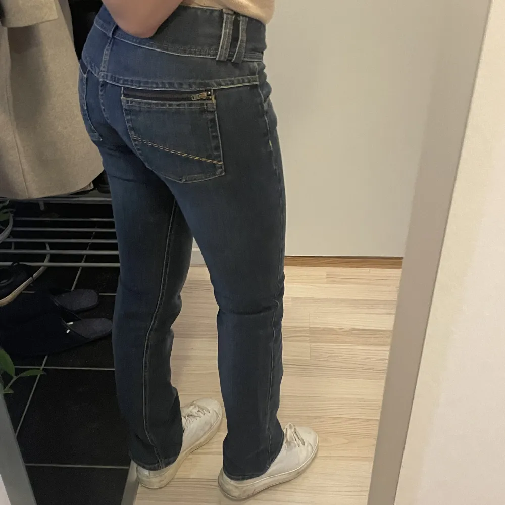 Lågmidjade jeans passar bra på mig som har 36 och är 164 lång💕. Jeans & Byxor.