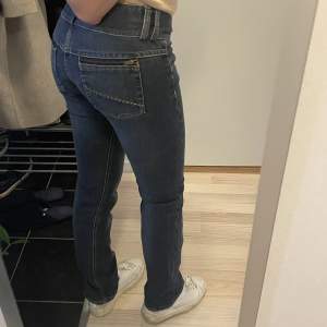 Lågmidjade jeans passar bra på mig som har 36 och är 164 lång💕