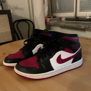 Air Jordan 1 Mid 'Noble Red' storlek 40, använda fåtal gånger. Köpta på GOAT för 2900kr. Jag har egentligen 39 men 40 passar perfekt.