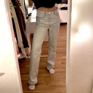 Weekday ljusblå jean strl 30/34 - Säljer dessa jättesnygga jeans då dom är för stora för mig. Ljusblå, högmidjade jeans som är långa i benen!. Använda men inga defekter💕