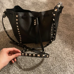 Valentino-liknande väska - Supersnygg valentino liknande väska! Den är i jättefint skick! Skriv för frågor!💕