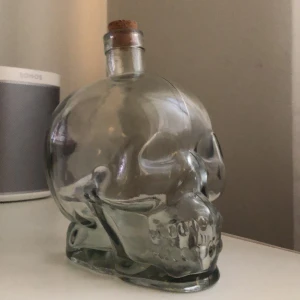 Glas dödskalle  - Glas dödskalle 👍👍höjd: 18cm.  bred:13 cm  Väger 780 g ^^  Frakt 74 kr  Skriv till mig innan köpa ^^