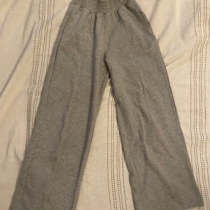 Mjukisbyxor i Xs från Gina - Sköna mjukisbyxor med vida ben och mudd i midjan. Enbart använts ett fåtal gånger💕