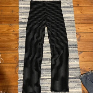 lågmidjade kostymbyxor  - blå och vit randiga kostymbyxor. lågmidjade och utan fickor. lösa i benen. har ingen lapp o köpt secondhand så vet ej märke 