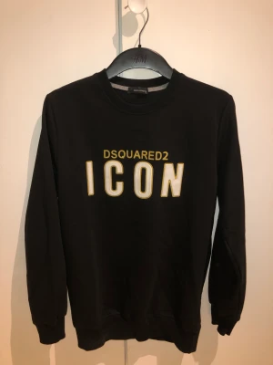 Dsquerd2 tröja - Hej! Säljer min Dsquerd2 tröja och den är som ny för jag har aldrig använt den. Hör av er vid intresse.