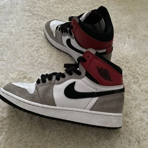 Air jordan 1 retro high light smoke grey - Air Jordan 1 Retro High Light Smoke Grey Strl 38 Säljer för att jag inte har nån användning till dem längre. Använt ett antal ggr. Nypris: 2500kr