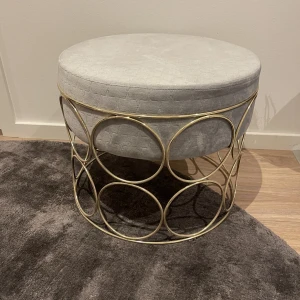 Sittpall - Såå fin sittpall i en ljusgrå färg med gulddetaljer!💓