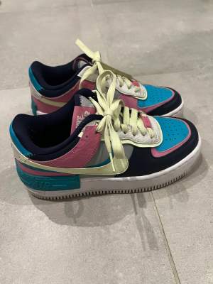 Nike Air force 1 i neonfärger. Strl 36.5 / US 6  Använd fåtalet gånger, i princip som oanvända.  Tvättas ordentligt innan de skickas iväg. 