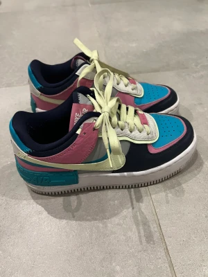 Nike Air Force 1 - Nike Air force 1 i neonfärger. Strl 36.5 / US 6  Använd fåtalet gånger, i princip som oanvända.  Tvättas ordentligt innan de skickas iväg. 