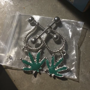 Piercing Leaf - Ett helt nytt oanvänt par hängsmycken till nipplespiercings med "löv" (weed).  Väldigt fina!!   Finns i GBG annars står köparen för frakten 🔥