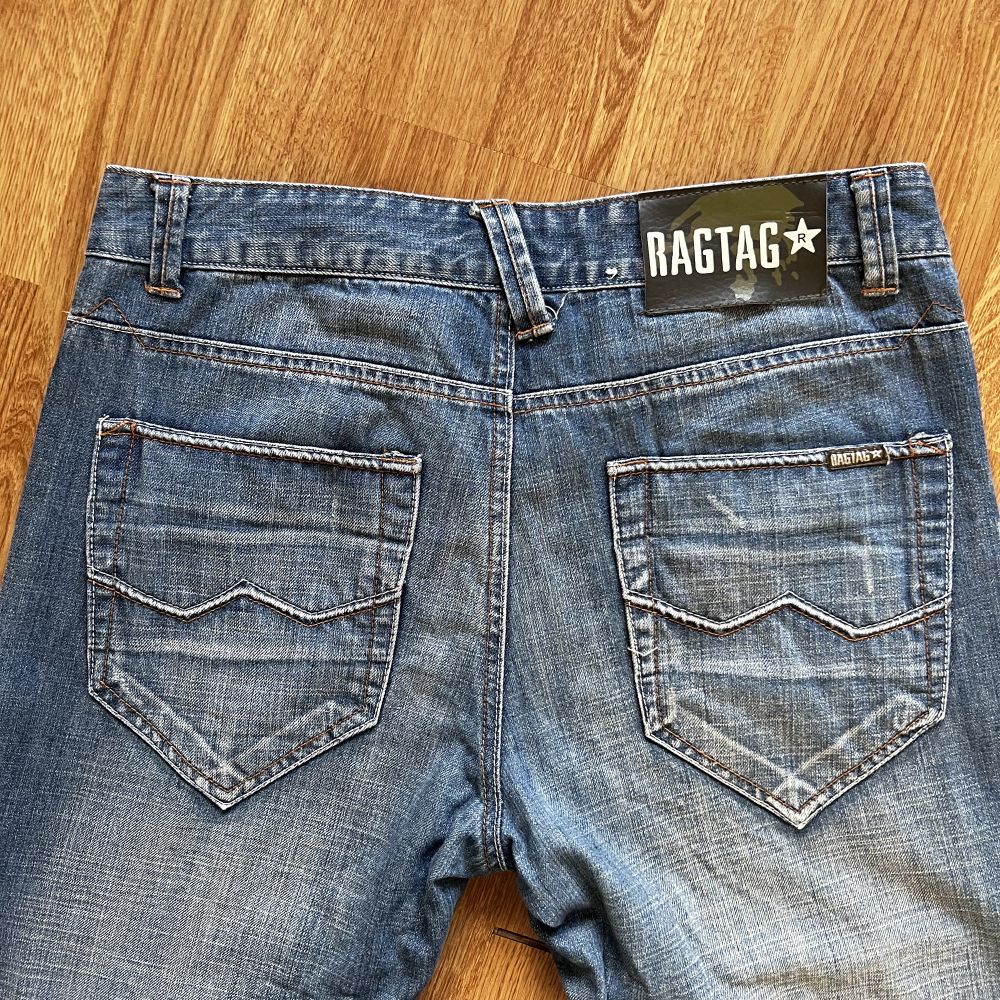 (Mått: W32, L32) Y2K jeans i väldigt fint skick utan några skador. Regular fit med snygga Y2K fickor. Kan möta upp eller frakta via postnord. Jeans & Byxor.
