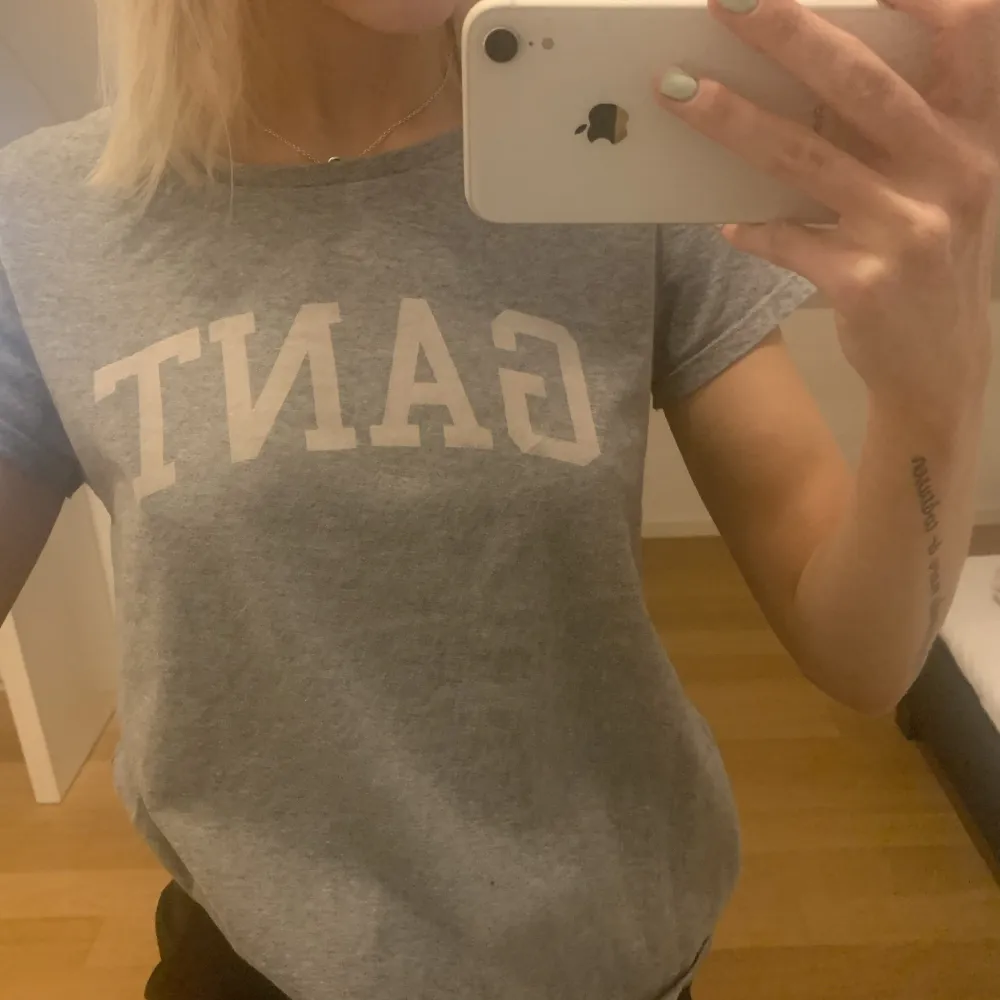 Grå Tshirt från Gant, endast använd ett fåtal gånger. Säljer på grund av att den inte kommer till användning.. T-shirts.