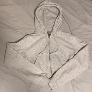 Kofta  - Säljer denna cropped kofta från hm i storlek xxs 